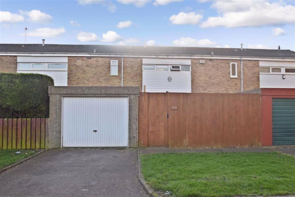 2 bedroom terraced house for sale in Gleneagles Park, Hull, HU8 , HU8