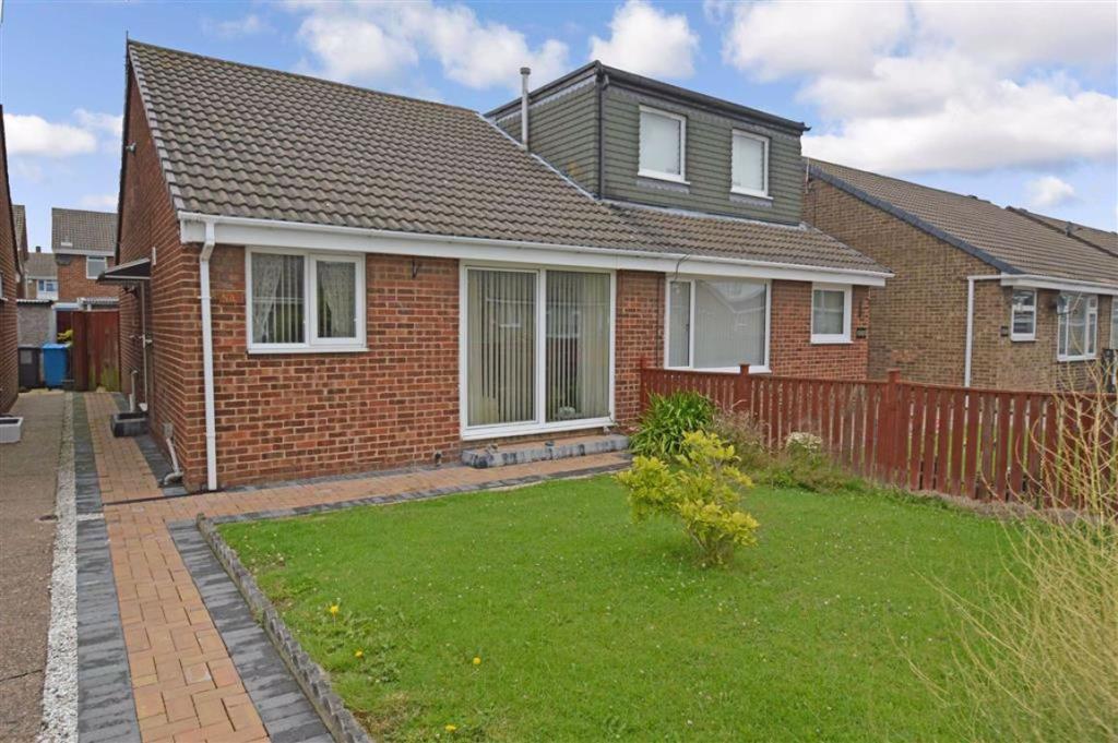 2 bedroom semidetached bungalow for sale in Newtondale, Sutton Park