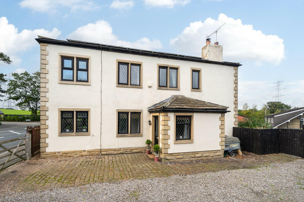 3 bedroom detached house for sale in Oxford Road, Gomersal, BD19