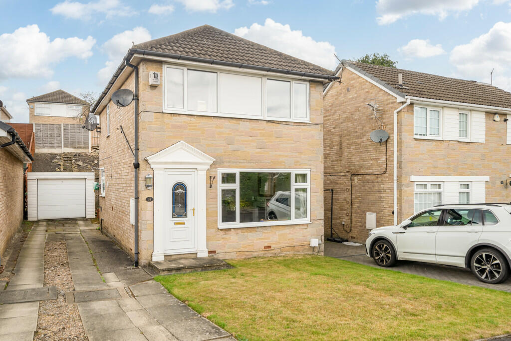 3 bedroom detached house for sale in Summerbridge Crescent, Gomersal, BD19