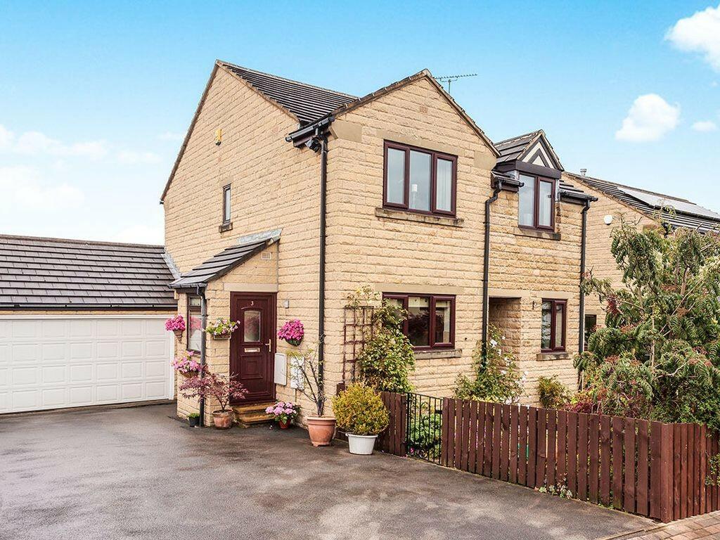4 bedroom detached house for sale in Thorn Garth, Cleckheaton, BD19