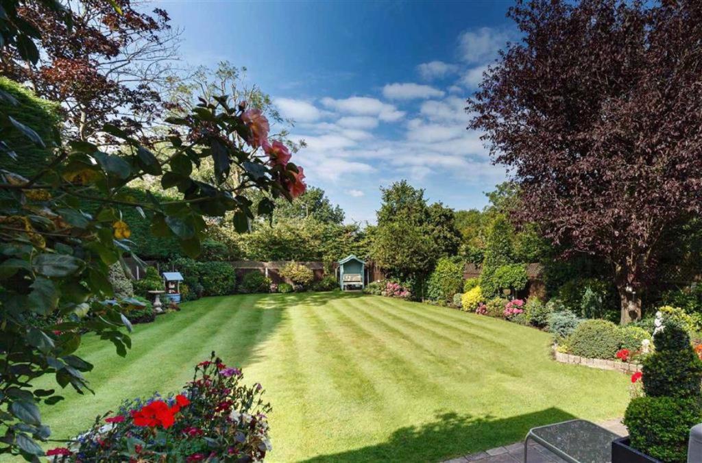 5 bedroom detached house for sale in London Road, Shenley