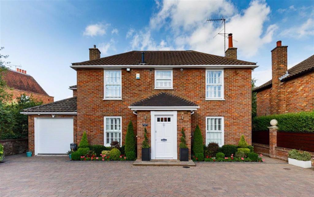 5 bedroom detached house for sale in London Road, Shenley