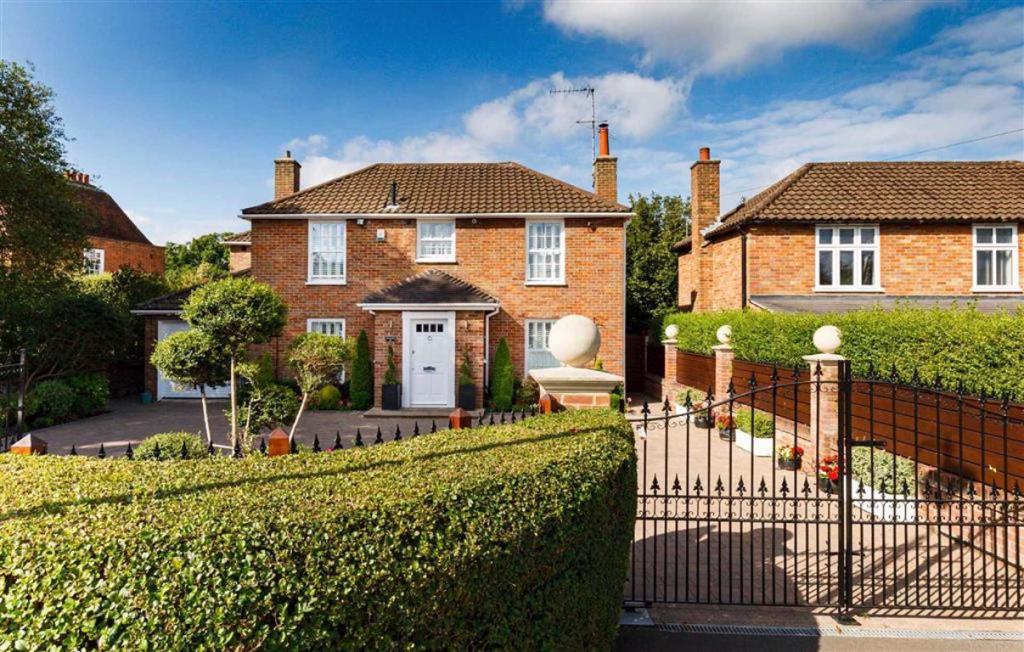 5 bedroom detached house for sale in London Road, Shenley