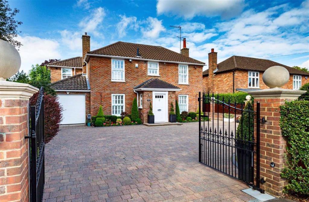 5 bedroom detached house for sale in London Road, Shenley