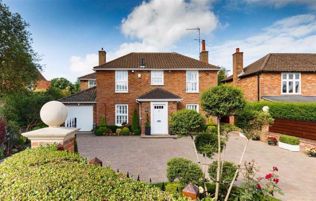 5 bedroom detached house for sale in London Road, Shenley