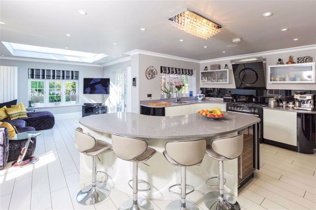 5 bedroom detached house for sale in London Road, Shenley