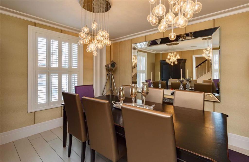 5 bedroom detached house for sale in London Road, Shenley