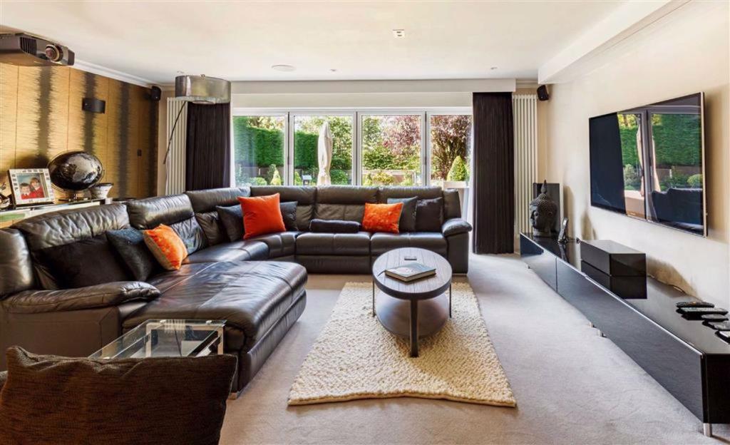 5 bedroom detached house for sale in London Road, Shenley