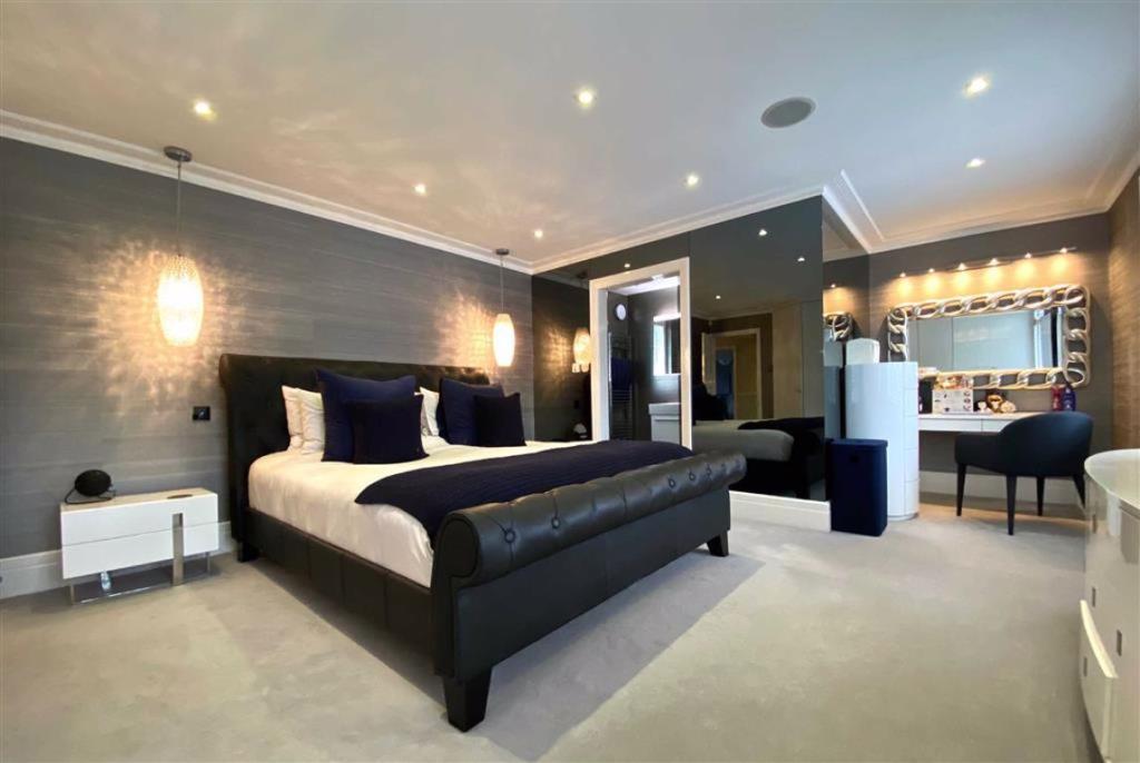 5 bedroom detached house for sale in London Road, Shenley