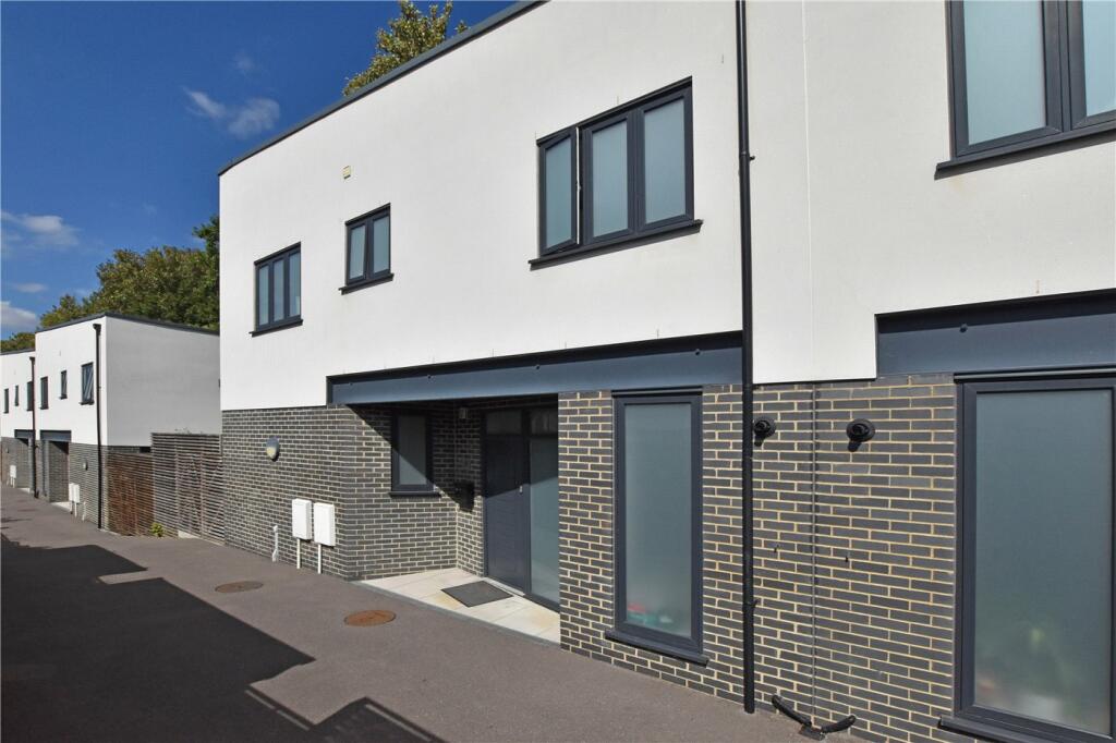 2 bedroom detached house for sale in Court Mews, Hither Green, London, SE13