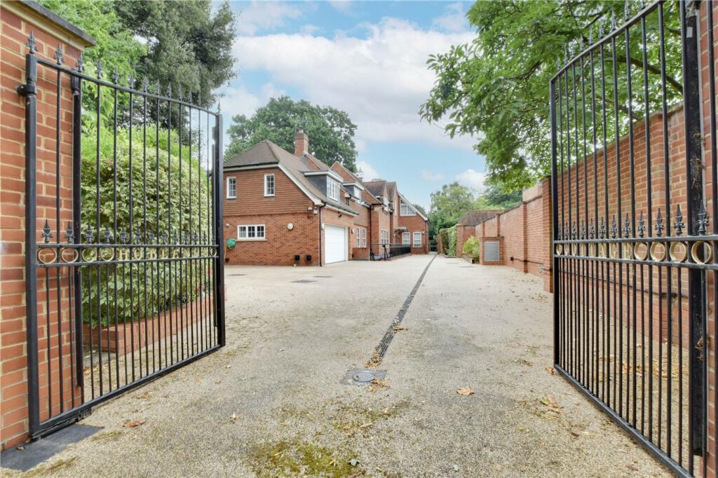 5 bedroom detached house for sale in Kemnal Road, Chislehurst, Kent, BR7