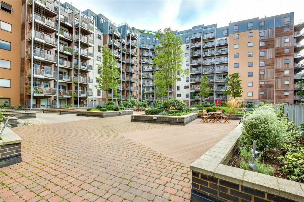 1 bedroom apartment for sale in Seren Park Gardens, Blackheath, London, SE3