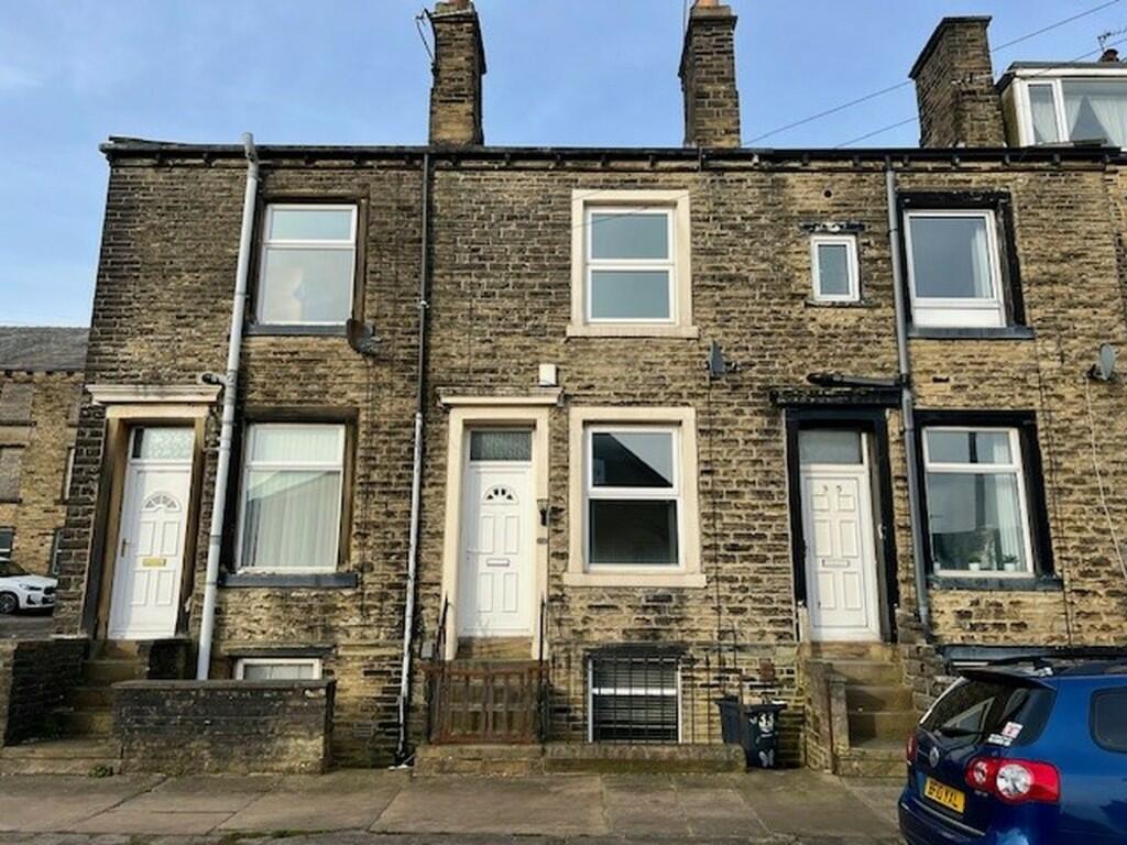 3 bedroom terraced house for sale in 33 Claremount Road, Halifax, West