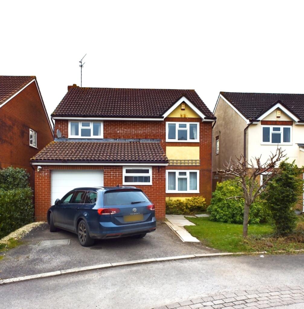 4 bedroom detached house for sale in Woodlands Road, Charfield, Wotton