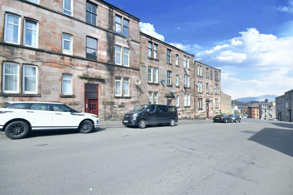 2 bedroom flat for sale in Murdieston Street, Greenock, PA15