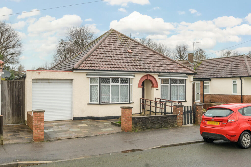2 bedroom bungalow for sale in Linden Avenue, Ruislip, Middlesex, HA4