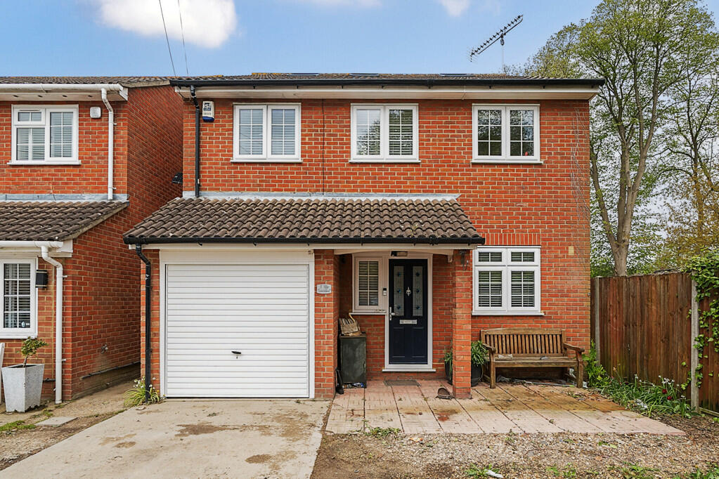 5 bedroom detached house for sale in Linden Avenue, Eastcote, Middlesex
