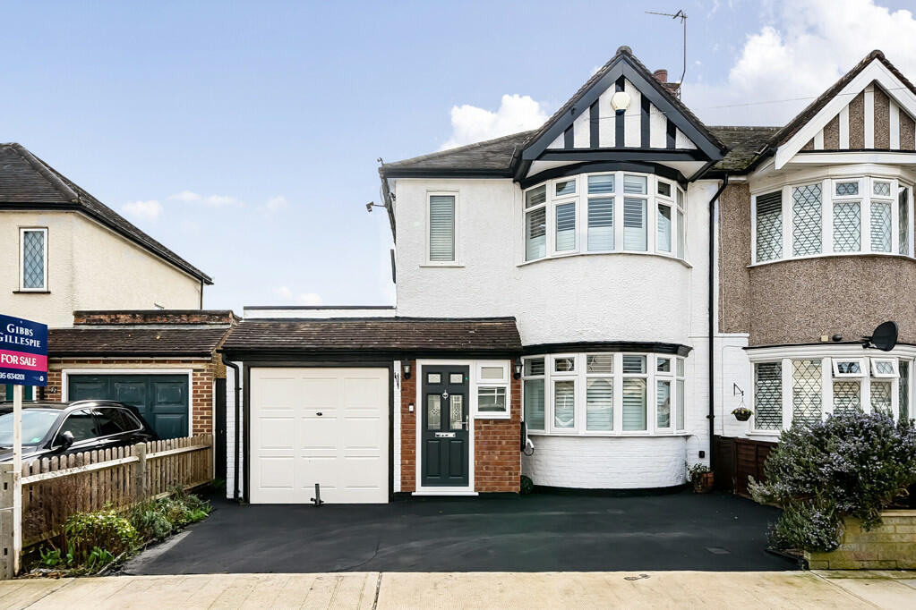2 bedroom end of terrace house for sale in Hartland Drive, Ruislip