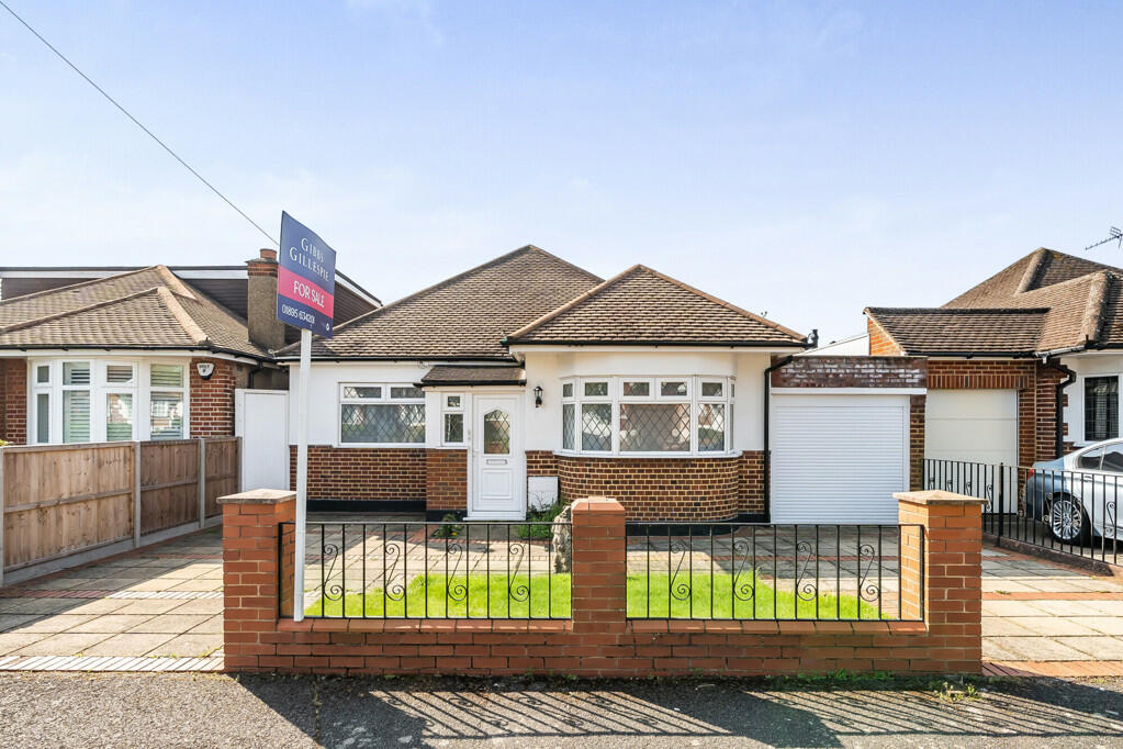 2 bedroom bungalow for sale in Herlwyn Avenue, Ruislip, Middlesex, HA4