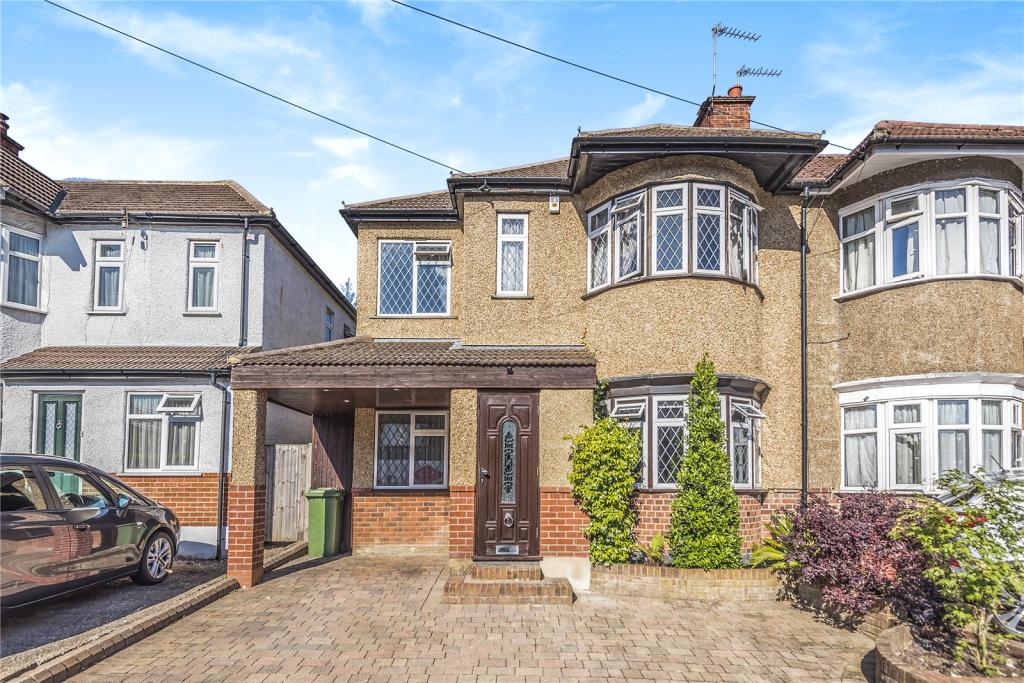 3 bedroom end of terrace house for sale in Dulverton Road, Ruislip