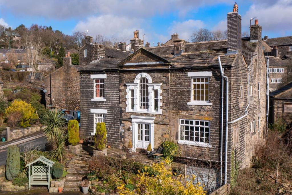6 bedroom detached house for sale in Church Fields, Dobcross