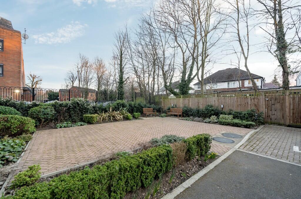 1 bedroom apartment for sale in Heath Lodge, Marsh Road, Pinner, HA5
