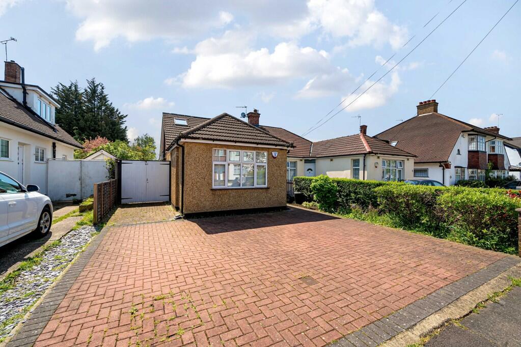 3 bedroom bungalow for sale in North View, Pinner, Middlesex, HA5