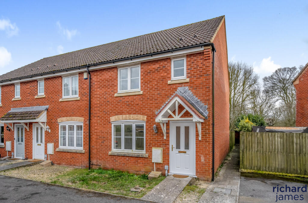 3 bedroom end of terrace house for sale in Halton Crescent, Alexandra