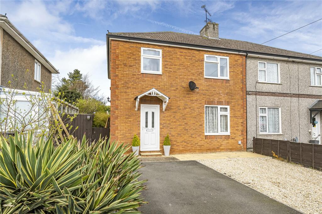 3 bedroom semidetached house for sale in Windmill Piece, Chiseldon