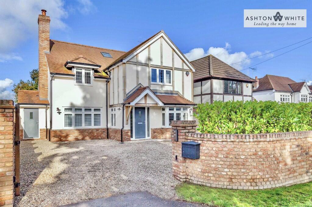 4 bedroom detached house for sale in Norsey Road, Billericay, Essex, CM11