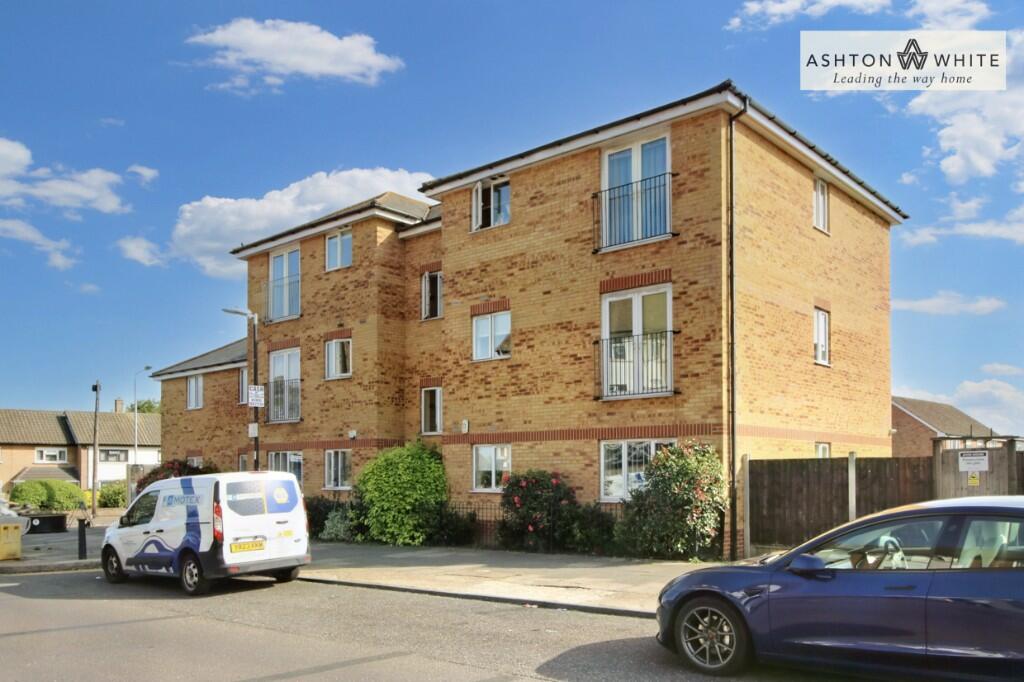 2 bedroom flat for sale in Avon Road, Upminster, Essex, RM14