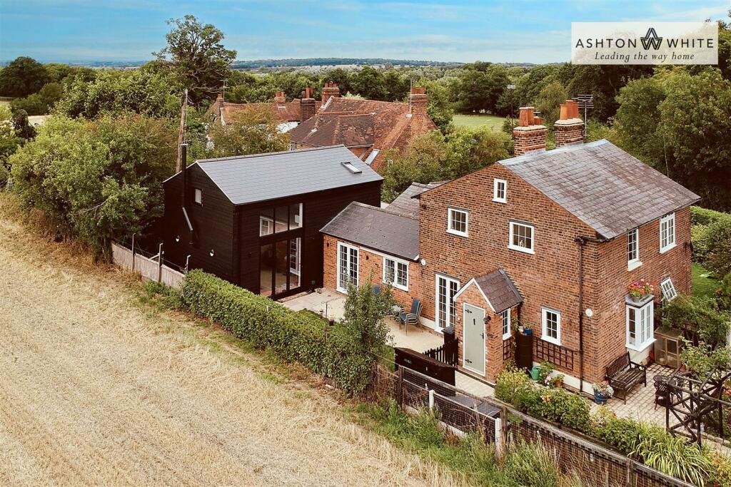3 bedroom semidetached house for sale in Swan Lane, Stock, Ingatestone