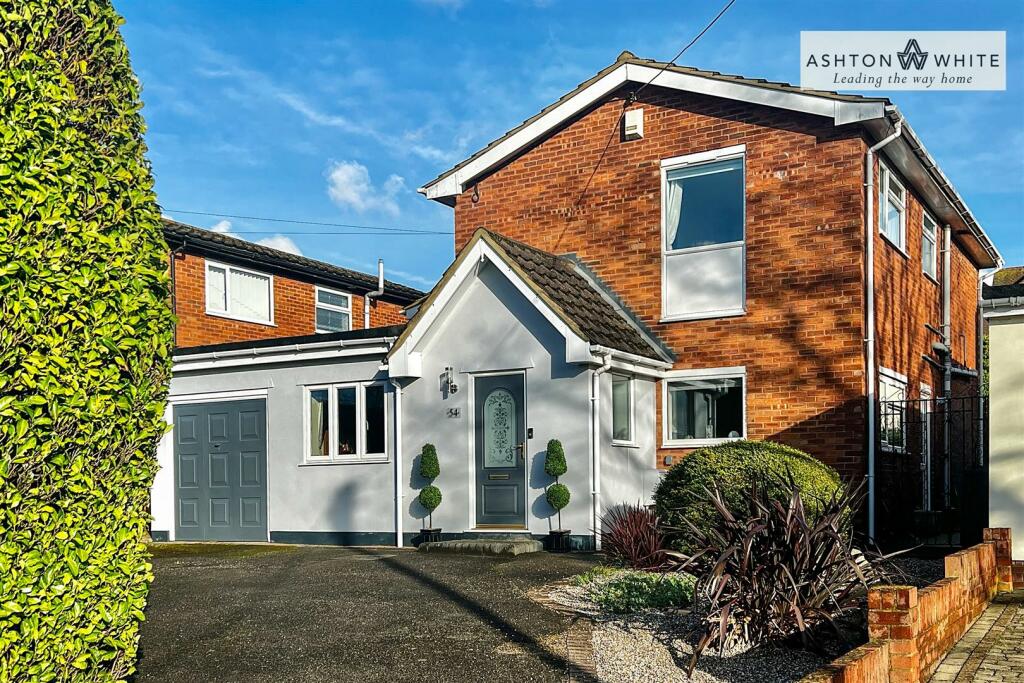 4 bedroom detached house for sale in Mountnessing Road, Billericay, CM12