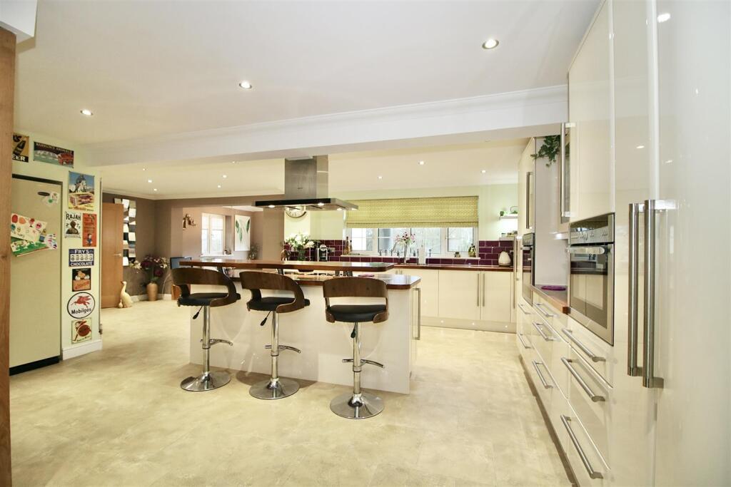 Additional property image - Park Lane, Ramsden Heath, Billericay