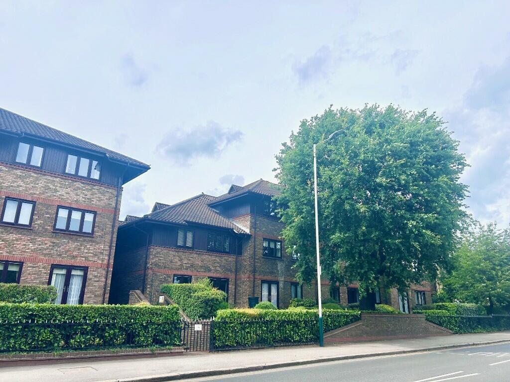 1 bedroom flat for sale in Huskards, Waldegrave Gardens, Upminster