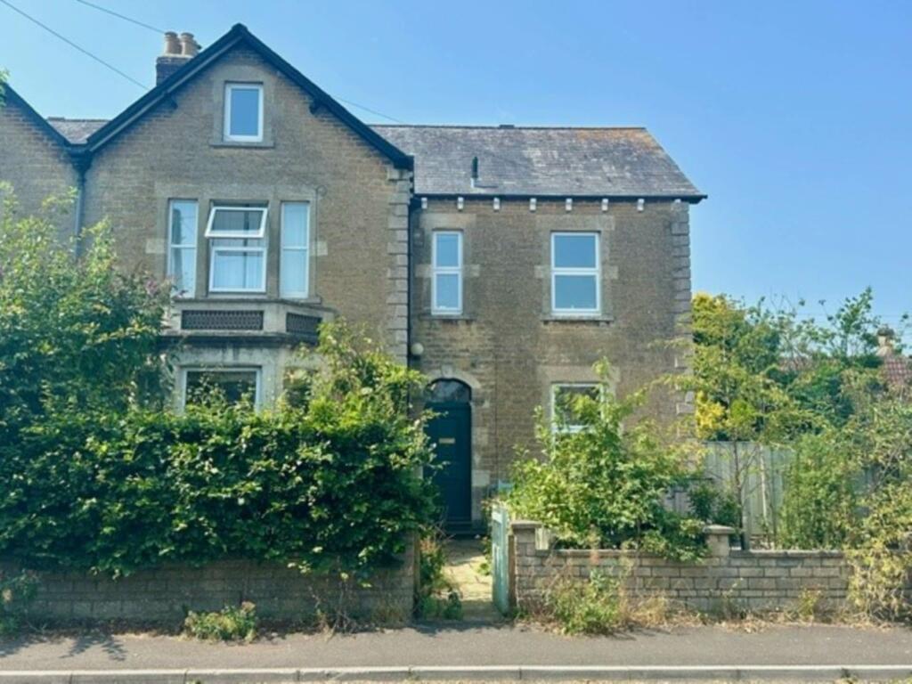 4 bedroom semidetached house for rent in Oakfield Road, Frome, BA11
