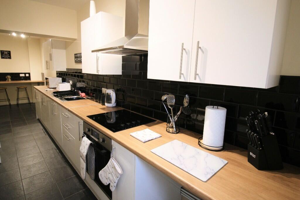 5 bedroom terraced house for rent in West End Lane, Doncaster, South Yorkshire, DN11