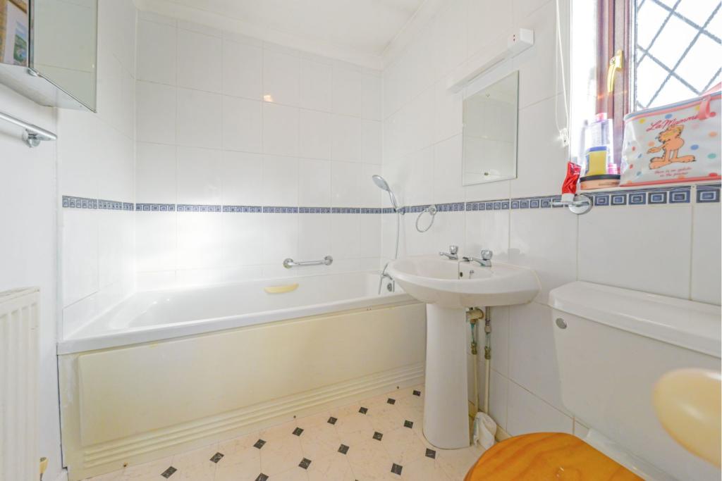 3 bedroom detached house for sale in Lower Luton Road, St. Albans, AL4