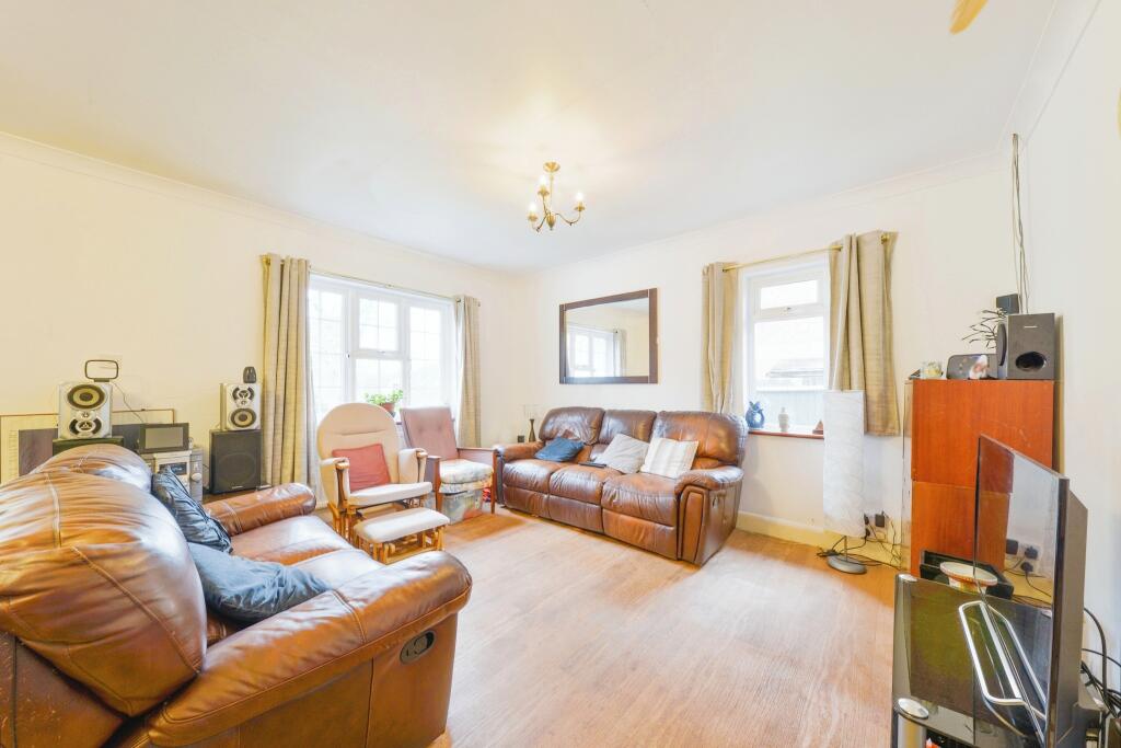 3 bedroom detached bungalow for sale in Mardley Avenue, Welwyn, AL6