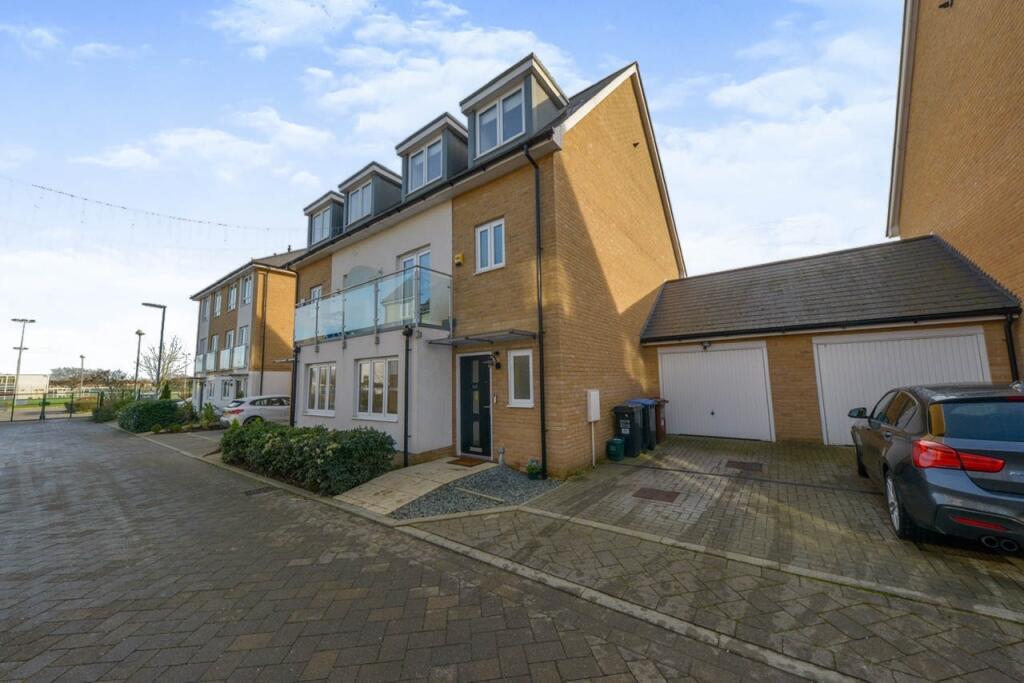 4 bedroom semidetached house for sale in Appletree Way, Welwyn Garden