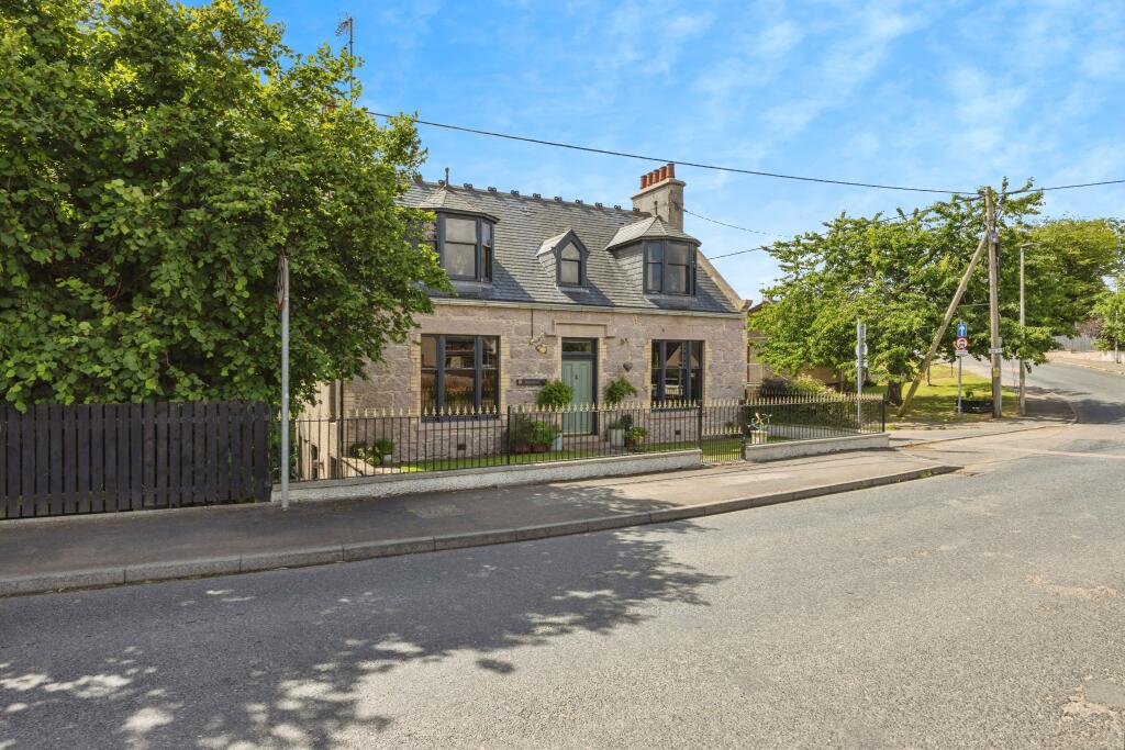 5 bedroom detached house
