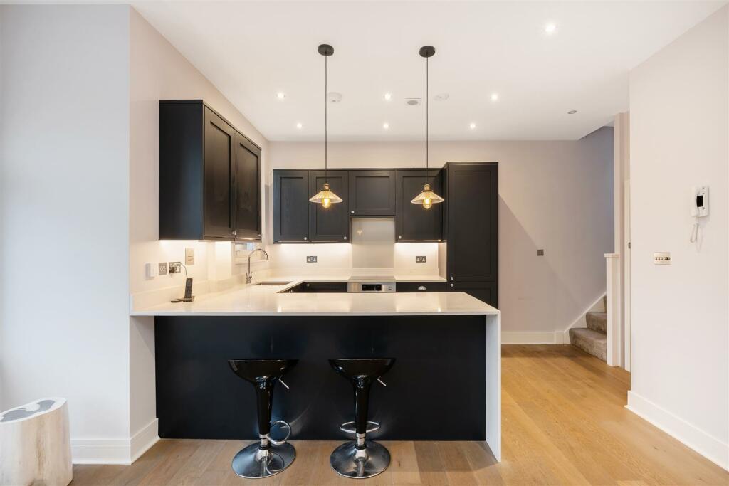 2 bedroom flat for sale in Fulham Palace Road, London, SW6