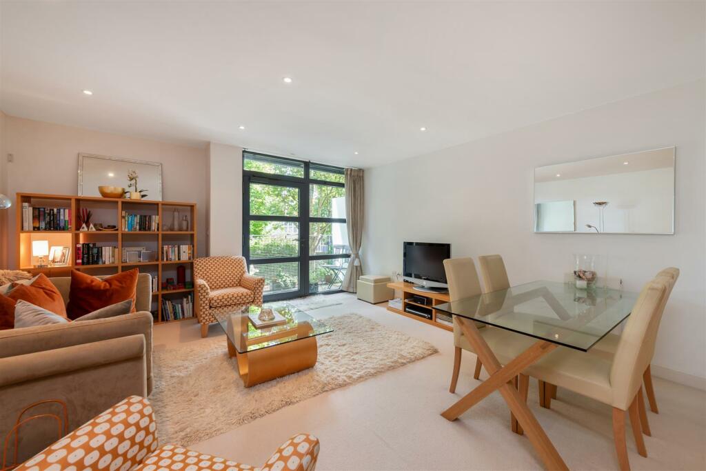 2 bedroom flat for sale in Whitelands Crescent, London, SW18