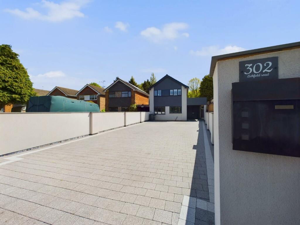 3 bedroom detached house for sale in Lichfield Road, Willenhall, WV12