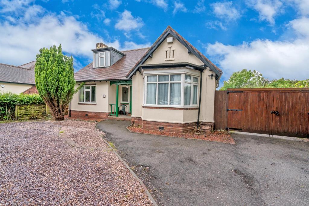 3 bedroom detached bungalow for sale in Four Crosses Road, Shelfield