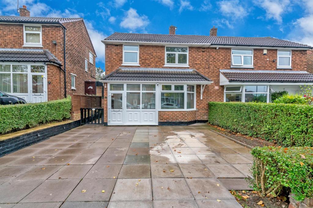 3 bedroom semidetached house for sale in Walnut Road, Yew Tree, Walsall, WS5
