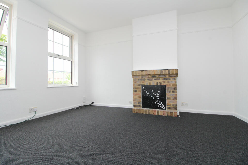 2 bedroom end of terrace house for rent in Charlton Park Lane, Charlton
