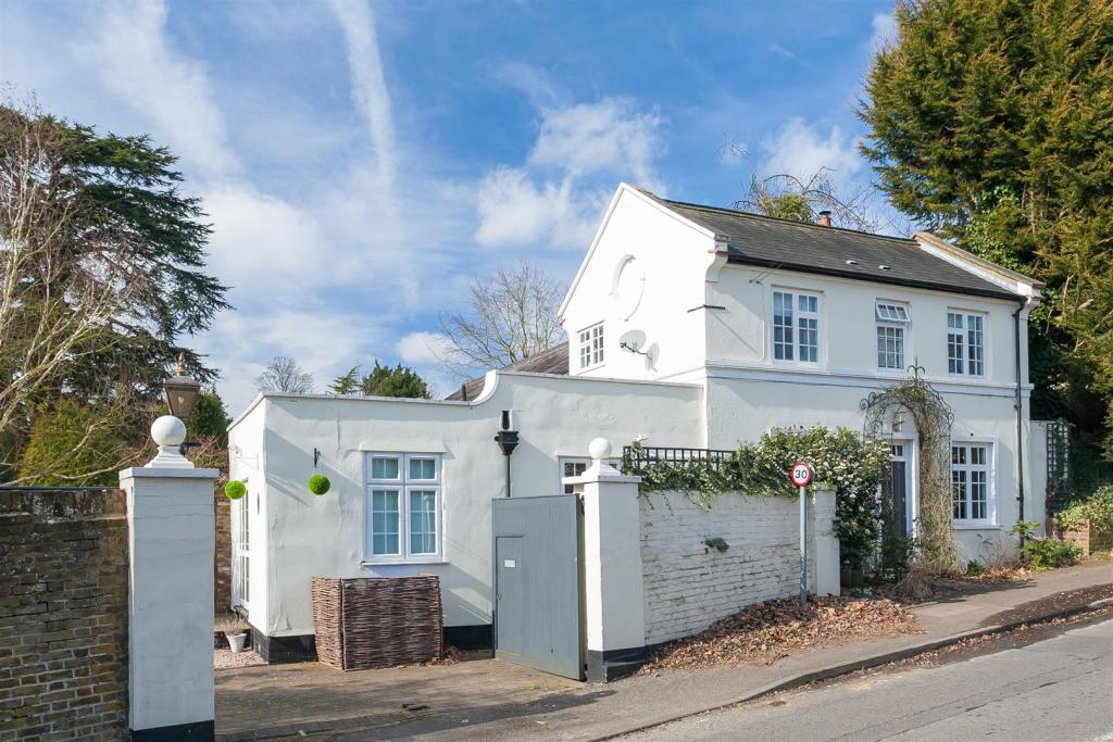 3 bedroom house for rent in Berry Hill, Taplow, Maidenhead, SL6