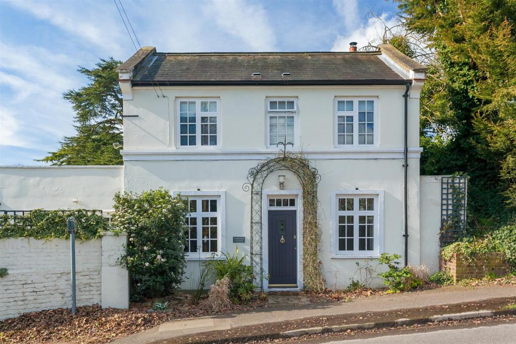 3 bedroom house for rent in Berry Hill, Taplow, Maidenhead, SL6